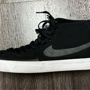 Nike SB BLZR COURT MID Men's Black and Gray Sneakers